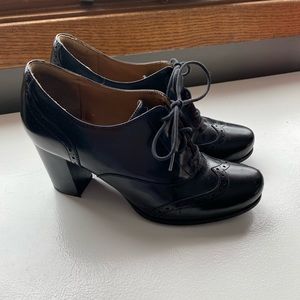 Clark’s lace up Oxford heels, women’s size 9.5